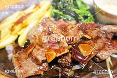 和風牛ロースステーキ,牛肉,ステーキ,肉,肉食,鉄板,あつあつ,熱々,アツアツ,ポテト添え,ほうれんそう添え,焼き,こってり,コッテリ,湯気,ガーリックチップ
