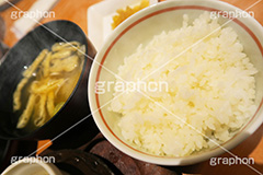 ごはんとみそ汁,白ごはん,味噌汁,お味噌汁,みそしる,漬け物,ゴハン,ご飯,和食,日本食,日本料理,日本の朝食,朝ごはん,湯気,白飯,スープ,ミソスープ,味噌スープ,汁,soup,miso,japan,rice