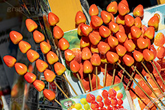 いちご飴の見本,いちご飴,イチゴ飴,苺飴,フルーツ飴,いちご,苺,イチゴ,見本,水飴,飴,あめ,フルーツ,串,出店,露店,縁日,食べ歩き,おやつ,甘い,お菓子,菓子,スイーツ,strawberry,fruit,japan,フルサイズ撮影