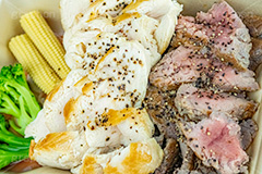筋トレメニュー,ステーキ,むね肉,胸肉,鶏ムネ,牛肉,鶏肉,肉,ステーキ,コショウ,ペッパー,シンタマ,ブロッコリー,ヤングコーン,ビーフ,チキン,ペッパー,ヘルシー,タンパク質,たんぱく質,筋トレ,トレーニング,筋肉,運動,beef,chicken