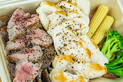 筋トレメニュー,ステーキ,むね肉,胸肉,鶏ムネ,牛肉,鶏肉,肉,ステーキ,コショウ,ペッパー,シンタマ,ブロッコリー,ヤングコーン,ビーフ,チキン,ペッパー,ヘルシー,タンパク質,たんぱく質,筋トレ,トレーニング,筋肉,運動,beef,chicken