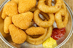 チーズフライ,チーズ,カマンベールチーズ,カマンベール,オニオンリング,フライドオニオン,オニオンフライ,フライ,オニオン,たまねぎ,タマネギ,玉ねぎ,揚げ,ファーストフード,ファストフード,リング,洋食,さくさく,サクサク,油,おやつ,つまみ,おつまみ,ring,onion,cheese