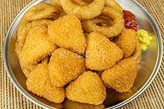 チーズフライ,チーズ,カマンベールチーズ,カマンベール,オニオンリング,フライドオニオン,オニオンフライ,フライ,オニオン,たまねぎ,タマネギ,玉ねぎ,揚げ,ファーストフード,ファストフード,リング,洋食,さくさく,サクサク,油,おやつ,つまみ,おつまみ,ring,onion,cheese