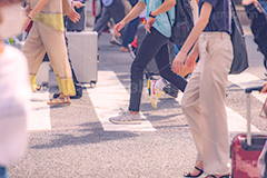 マスク生活,マスク,感染対策,ウィルス,風邪,花粉,都会の雑踏,雑踏,都会,都心,東京,人混み,混雑,横断歩道,街角,街角スナップ,交差点,混む,人々,渡る,歩く,通勤,通学,足,人物,夏,summer,business,フルサイズ撮影