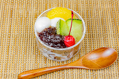 あんみつ,蜜豆,みつまめ,寒天,かんてん,フルーツ,オレンジ,メロン,サクランボ,さくらんぼ,和菓子,スイーツ,デザート,おやつ,休憩,甘味,甘味処,白玉,あんこ,あずき,粒あん,つぶあん,小豆,和,和風,和食,お菓子,菓子,スプーン,japan,フルサイズ撮影