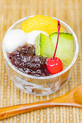 あんみつ,蜜豆,みつまめ,寒天,かんてん,フルーツ,オレンジ,メロン,サクランボ,さくらんぼ,和菓子,スイーツ,デザート,おやつ,休憩,甘味,甘味処,白玉,あんこ,あずき,粒あん,つぶあん,小豆,和,和風,和食,お菓子,菓子,スプーン,japan,フルサイズ撮影