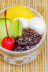 あんみつ,蜜豆,みつまめ,寒天,かんてん,フルーツ,オレンジ,メロン,サクランボ,さくらんぼ,和菓子,スイーツ,デザート,おやつ,休憩,甘味,甘味処,白玉,あんこ,あずき,粒あん,つぶあん,小豆,和,和風,和食,お菓子,菓子,japan,フルサイズ撮影