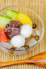 あんみつ,蜜豆,みつまめ,寒天,かんてん,フルーツ,オレンジ,メロン,グレープフルーツ,ピンクグレープフルーツ,和菓子,スイーツ,デザート,おやつ,休憩,甘味,甘味処,白玉,あんこ,あずき,粒あん,つぶあん,小豆,和,和風,和食,お菓子,菓子,スプーン,japan,フルサイズ撮影
