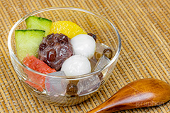 あんみつ,蜜豆,みつまめ,寒天,かんてん,フルーツ,オレンジ,メロン,グレープフルーツ,ピンクグレープフルーツ,和菓子,スイーツ,デザート,おやつ,休憩,甘味,甘味処,白玉,あんこ,あずき,粒あん,つぶあん,小豆,和,和風,和食,お菓子,菓子,スプーン,japan,フルサイズ撮影
