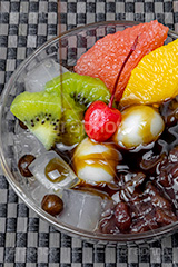 あんみつ,蜜豆,みつまめ,黒蜜,みつ,寒天,かんてん,フルーツ,オレンジ,メロン,サクランボ,さくらんぼ,グレープフルーツ,ピンクグレープフルーツ,キウイ,キウイフルーツ,和菓子,スイーツ,デザート,おやつ,休憩,甘味,甘味処,白玉,あんこ,あずき,粒あん,つぶあん,小豆,和,和風,和食,お菓子,菓子,垂れる,japan,フルサイズ撮影