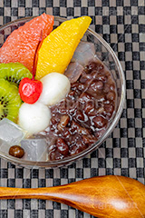 あんみつ,蜜豆,みつまめ,寒天,かんてん,フルーツ,オレンジ,メロン,サクランボ,さくらんぼ,グレープフルーツ,ピンクグレープフルーツ,キウイ,キウイフルーツ,和菓子,スイーツ,デザート,おやつ,休憩,甘味,甘味処,白玉,あんこ,あずき,粒あん,つぶあん,小豆,和,和風,和食,お菓子,菓子,スプーン,japan,フルサイズ撮影