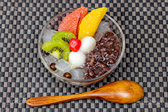 あんみつ,蜜豆,みつまめ,寒天,かんてん,フルーツ,オレンジ,メロン,サクランボ,さくらんぼ,グレープフルーツ,ピンクグレープフルーツ,キウイ,キウイフルーツ,和菓子,スイーツ,デザート,おやつ,休憩,甘味,甘味処,白玉,あんこ,あずき,粒あん,つぶあん,小豆,和,和風,和食,お菓子,菓子,スプーン,japan,フルサイズ撮影