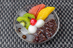 あんみつ,蜜豆,みつまめ,寒天,かんてん,フルーツ,オレンジ,メロン,サクランボ,さくらんぼ,グレープフルーツ,ピンクグレープフルーツ,キウイ,キウイフルーツ,和菓子,スイーツ,デザート,おやつ,休憩,甘味,甘味処,白玉,あんこ,あずき,粒あん,つぶあん,小豆,和,和風,和食,お菓子,菓子,japan,フルサイズ撮影