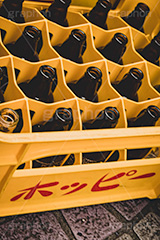 空き瓶,ビン,瓶,ビールケース,ホッピー,ビール,ビール瓶,ケース,リサイクル,ごみ,ゴミ,再利用,酒屋,居酒屋,飲み物,ドリンク,recycle,drink,フルサイズ撮影,フルサイズ撮影