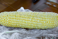 皮の剥かれたトウモロコシ,とうもろこし,トウモロコシ,コーン,夏,サマー,野菜,summer,corn,フルサイズ撮影