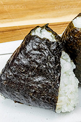 おにぎり,おむすび,のり,海苔,ごはん,炊き,米,白米,ご飯,お米,ごはん,和食,日本食,日本料理,手ごろ,コンビニ,コンビニのおにぎり,手,持つ,hand,japan,rice