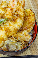 天丼,天どん,天ぷら,てんぷら,丼,どんぶり,天ぷらの盛り合わせ,天麩羅,和食,日本食,揚げ物,盛り合わせ,盛合せ,えび天,海老天,えび,エビ,海老,キス,さつま芋,サツマイモ,ししとう,シシトウ,椎茸,シイタケ,しいたけ,かき揚げ,japan,フルサイズ撮影
