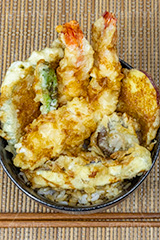 天丼,天どん,天ぷら,てんぷら,丼,どんぶり,天ぷらの盛り合わせ,天麩羅,和食,日本食,揚げ物,盛り合わせ,盛合せ,えび天,海老天,えび,エビ,海老,さつま芋,サツマイモ,ししとう,シシトウ,かぼちゃ,カボチャ,南瓜,なす,茄子,ナス,椎茸,シイタケ,しいたけ,かき揚げ,japan,フルサイズ撮影