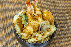 天丼,天どん,天ぷら,てんぷら,丼,どんぶり,天ぷらの盛り合わせ,天麩羅,和食,日本食,揚げ物,盛り合わせ,盛合せ,えび天,海老天,えび,エビ,海老,さつま芋,サツマイモ,ししとう,シシトウ,かぼちゃ,カボチャ,南瓜,なす,茄子,ナス,椎茸,シイタケ,しいたけ,かき揚げ,japan,フルサイズ撮影