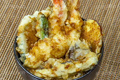 天丼,天どん,天ぷら,てんぷら,丼,どんぶり,天ぷらの盛り合わせ,天麩羅,和食,日本食,揚げ物,盛り合わせ,盛合せ,えび天,海老天,えび,エビ,海老,さつま芋,サツマイモ,ししとう,シシトウ,かぼちゃ,カボチャ,南瓜,なす,茄子,ナス,椎茸,シイタケ,しいたけ,かき揚げ,japan,フルサイズ撮影