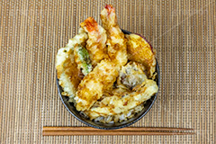 天丼,天どん,天ぷら,てんぷら,丼,どんぶり,天ぷらの盛り合わせ,天麩羅,和食,日本食,揚げ物,盛り合わせ,盛合せ,えび天,海老天,えび,エビ,海老,さつま芋,サツマイモ,ししとう,シシトウ,かぼちゃ,カボチャ,南瓜,なす,茄子,ナス,椎茸,シイタケ,しいたけ,かき揚げ,japan,フルサイズ撮影