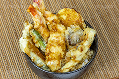 天丼,天どん,天ぷら,てんぷら,丼,どんぶり,天ぷらの盛り合わせ,天麩羅,和食,日本食,揚げ物,盛り合わせ,盛合せ,えび天,海老天,えび,エビ,海老,さつま芋,サツマイモ,ししとう,シシトウ,かぼちゃ,カボチャ,南瓜,なす,茄子,ナス,椎茸,シイタケ,しいたけ,かき揚げ,japan,フルサイズ撮影