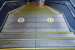 地下への階段,階段,地下鉄,タイル,上がる,上る,下る,下がる,矢印,地下,駅,station,フルサイズ撮影