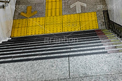地下への階段,階段,地下鉄,タイル,上がる,上る,下る,下がる,矢印,地下,駅,station,フルサイズ撮影