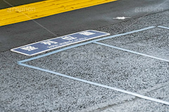 整列位置,駅のホーム,駅,ホーム,電車,マナー,ルール,整列,並ぶ,待機,列,2列,注意,足元,あしもとちゅうい,黄色い線,点字ブロック,train,rule,manner,フルサイズ撮影