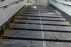 地下への階段,階段,地下鉄,タイル,上がる,上る,下る,下がる,矢印,地下,駅,station