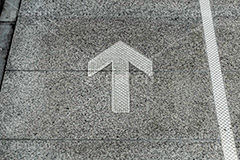 タイルに書かれた矢印,矢印,タイル,書く,描く,白線,地下鉄,地面,tile,arrow