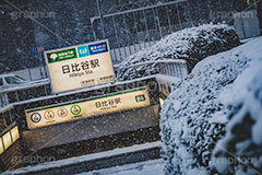 大雪の日比谷駅,日比谷駅,雪,積もる,冬,寒い,積雪,大雪,吹雪,日比谷公園,千代田区,日比谷,公園,霞が関,有楽町,地下鉄,駅,電車,駅名,看板,標示,メトロ,地下鉄,snow,winter,フルサイズ撮影
