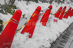 コーンに積もる雪,雪,ゆき,積,積雪,冬,道路,コーン,カラーコーン,パイロン,工事,立入禁止,真っ赤,駐車禁止,駐輪禁止,snow,winter