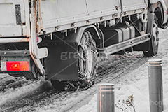タイヤチェーン,チェーン,スリップ,安全,滑る,滑り止め,雪,ゆき,積,冬,道路,アスファルト,凍結,積雪,車,トラック,注意,危険,事故,snow,winter,フルサイズ撮影