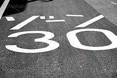ゾーン30,地面,白線,道路,道,アスファルト,30キロ,速度,規制,区域,法定速度,自転車,歩行者,車,自動車,通学,通学路,学校,歩く,標示,表記,注意,安全,事故,こども,子供,キッズ,kids,asphalt,school,フルサイズ撮影