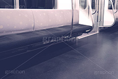 誰もいない夜の電車,夜,夜中,終電,始発,車内,電車,電車/鉄道,乗り物,シート,無人,寂しい,怖い,帰宅,通勤,モノクロ,train