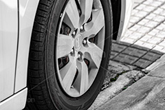 タイヤ,車,ホイール,ブレーキ,停車,停止,駐車,駐車場,モノクロ,白黒,しろくろ,モノクローム,単色画,単彩画,単色,クール,レトロ,お洒落,おしゃれ,オシャレ,味わい,monochrome,car,フルサイズ撮影