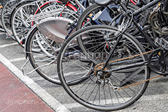 駐輪場,駐輪,自転車,チャリ,白線,並ぶ,交通,違反,タイヤ,ルール,マナー,bicycle