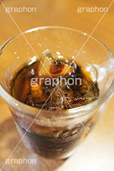 グラスでコーラ,コーラ,cola,ソフトドリンク,飲み,飲み物,飲料,冷,ジュース,ドリンク,炭酸,soda,cider,爽快,レストラン,restaurant,喫茶店,カフェ,cafe,清涼