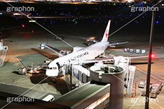羽田空港,haneda,はねだ,羽田,飛行機,旅客機,空港,航空,航空路,到着,出発,発着,エアライン,航空会社,ターミナル,国内線,国際線,路線,ハブ,景気,アジア,亜細亜,ビルディング,建物,建造,ビジネス,事業,企業,業務,チェックイン,チェック,チェックする,カウンタ,カウンター,滑走路,夜,旅行,旅,travel