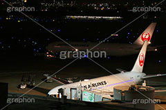 羽田空港,haneda,はねだ,羽田,飛行機,旅客機,空港,航空,航空路,到着,出発,発着,エアライン,航空会社,ターミナル,国内線,国際線,路線,ハブ,景気,アジア,亜細亜,ビルディング,建物,建造,ビジネス,事業,企業,業務,チェックイン,チェック,チェックする,カウンタ,カウンター,滑走路,夜,旅行,旅,travel