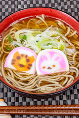 年越しそば,年越し蕎麦,バトンタッチ,ゆく年くる年,３１日,年越し,大晦日,年末,ソバ,蕎麦,そば,だし,出汁,ダシ,蕎麦粉,日本料理,日本食,和食,つゆ,蕎麦汁,茹,ねぎ,麺料理,麺類,年の瀬,正月,お正月,風習,蒲鉾,かまぼこ,カマボコ,紅白,干支,卯年,卯,うさぎ,ウサギ,兎,兔,寅年,寅,とら,トラ,キャラクター,japan