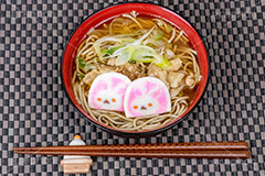 年越しそば,年越し蕎麦,３１日,年越し,大晦日,年末,ソバ,蕎麦,そば,だし,出汁,ダシ,蕎麦粉,日本料理,日本食,和食,つゆ,蕎麦汁,茹,ねぎ,麺料理,麺類,年の瀬,正月,お正月,風習,蒲鉾,かまぼこ,カマボコ,紅白,干支,卯年,卯,うさぎ,ウサギ,兎,兔,キャラクター,japan