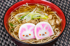 年越しそば,年越し蕎麦,３１日,年越し,大晦日,年末,ソバ,蕎麦,そば,だし,出汁,ダシ,蕎麦粉,日本料理,日本食,和食,つゆ,蕎麦汁,茹,ねぎ,麺料理,麺類,年の瀬,正月,お正月,風習,蒲鉾,かまぼこ,カマボコ,紅白,干支,卯年,卯,うさぎ,ウサギ,兎,兔,キャラクター,japan