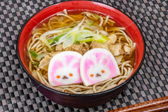 年越しそば,年越し蕎麦,３１日,年越し,大晦日,年末,ソバ,蕎麦,そば,だし,出汁,ダシ,蕎麦粉,日本料理,日本食,和食,つゆ,蕎麦汁,茹,ねぎ,麺料理,麺類,年の瀬,正月,お正月,風習,蒲鉾,かまぼこ,カマボコ,紅白,干支,卯年,卯,うさぎ,ウサギ,兎,兔,キャラクター,japan
