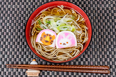 年越しそば,年越し蕎麦,バトンタッチ,ゆく年くる年,３１日,年越し,大晦日,年末,ソバ,蕎麦,そば,だし,出汁,ダシ,蕎麦粉,日本料理,日本食,和食,つゆ,蕎麦汁,茹,ねぎ,麺料理,麺類,年の瀬,正月,お正月,風習,蒲鉾,かまぼこ,カマボコ,紅白,干支,卯年,卯,うさぎ,ウサギ,兎,兔,寅年,寅,とら,トラ,キャラクター,japan