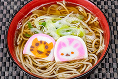 年越しそば,年越し蕎麦,バトンタッチ,ゆく年くる年,３１日,年越し,大晦日,年末,ソバ,蕎麦,そば,だし,出汁,ダシ,蕎麦粉,日本料理,日本食,和食,つゆ,蕎麦汁,茹,ねぎ,麺料理,麺類,年の瀬,正月,お正月,風習,蒲鉾,かまぼこ,カマボコ,紅白,干支,卯年,卯,うさぎ,ウサギ,兎,兔,寅年,寅,とら,トラ,キャラクター,japan