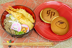 年越しそば,年越し蕎麦,バトンタッチ,ゆく年くる年,３１日,年越し,大晦日,年末,ソバ,蕎麦,そば,だし,出汁,ダシ,蕎麦粉,日本料理,日本食,和食,つゆ,蕎麦汁,茹,ねぎ,えび天,海老天,天ぷら,麺料理,麺類,年の瀬,正月,お正月,風習,蒲鉾,かまぼこ,カマボコ,紅白,干支,卯年,卯,うさぎ,ウサギ,兎,兔,寅年,寅,とら,トラ,干支和菓子,どら焼き,和菓子,キャラクター,japan