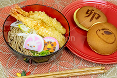 年越しそば,年越し蕎麦,バトンタッチ,ゆく年くる年,３１日,年越し,大晦日,年末,ソバ,蕎麦,そば,だし,出汁,ダシ,蕎麦粉,日本料理,日本食,和食,つゆ,蕎麦汁,茹,ねぎ,えび天,海老天,天ぷら,麺料理,麺類,年の瀬,正月,お正月,風習,蒲鉾,かまぼこ,カマボコ,紅白,干支,卯年,卯,うさぎ,ウサギ,兎,兔,寅年,寅,とら,トラ,干支和菓子,どら焼き,和菓子,キャラクター,japan
