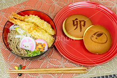 年越しそば,年越し蕎麦,バトンタッチ,ゆく年くる年,３１日,年越し,大晦日,年末,ソバ,蕎麦,そば,だし,出汁,ダシ,蕎麦粉,日本料理,日本食,和食,つゆ,蕎麦汁,茹,ねぎ,えび天,海老天,天ぷら,麺料理,麺類,年の瀬,正月,お正月,風習,蒲鉾,かまぼこ,カマボコ,紅白,干支,卯年,卯,うさぎ,ウサギ,兎,兔,寅年,寅,とら,トラ,干支和菓子,どら焼き,和菓子,キャラクター,japan
